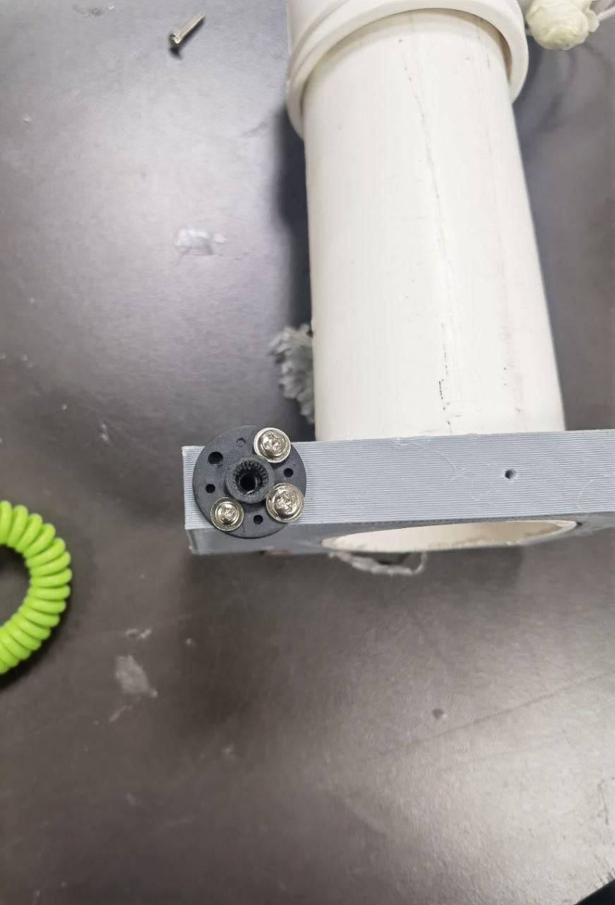 Servo coupler on the cartridge holder