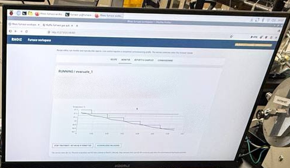 Monitor showing the furnace control GUI with a running stage and a temperature plot